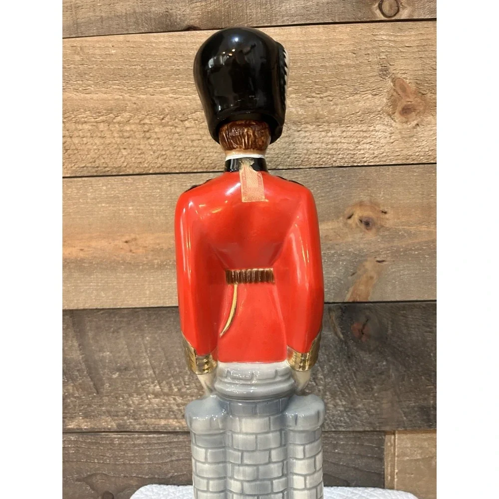 Vintage Windsor Supreme Canadian Whiskey Guard Soldier Liquor Bottle Decanter